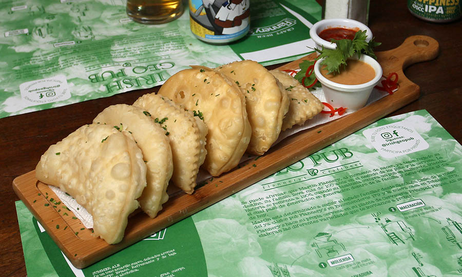 Empanadas de queso, camarn y champiñn queso - Irish Geo Pub Flannerys - Encomenderos