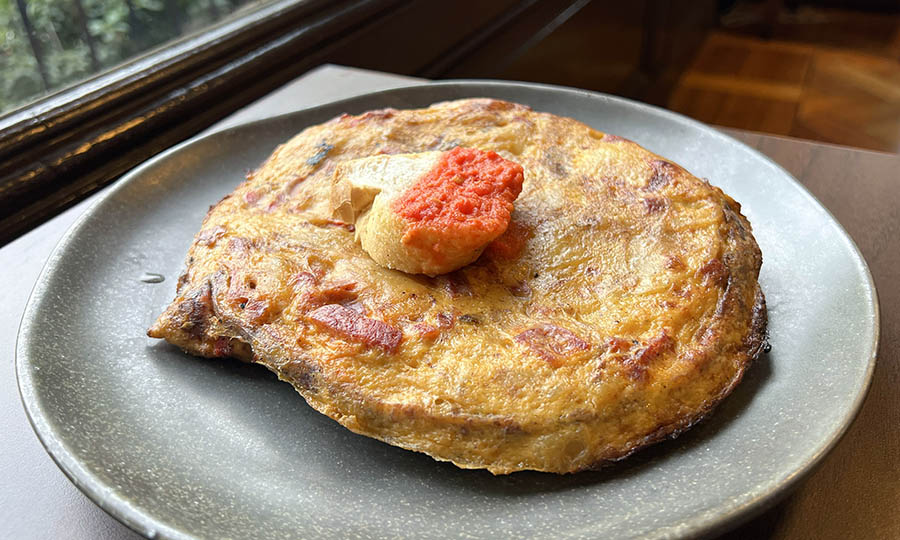 Tortilla de chorizo, jamn y pimentn