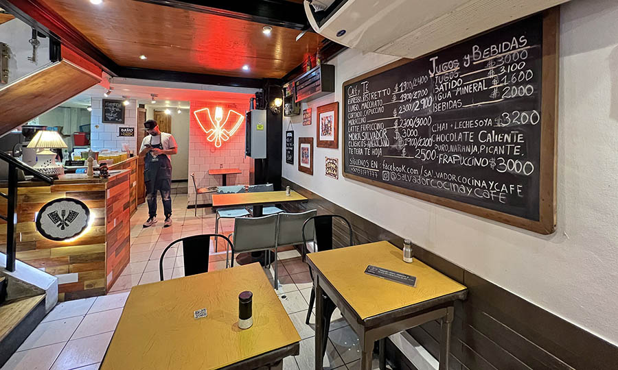 Fotos del comedor en el primer piso - Salvador Cocina y Caf