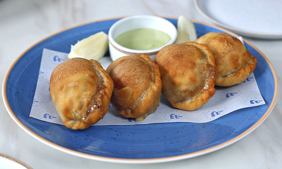 Empanadas fritas rellenas de aj de mariscos