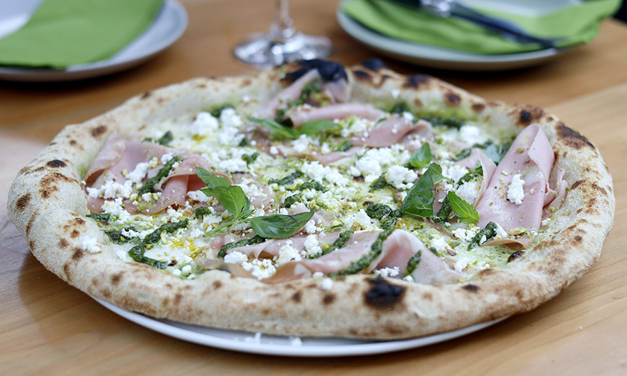 Pizza Raffaella, de pesto, mortadella y pistacho