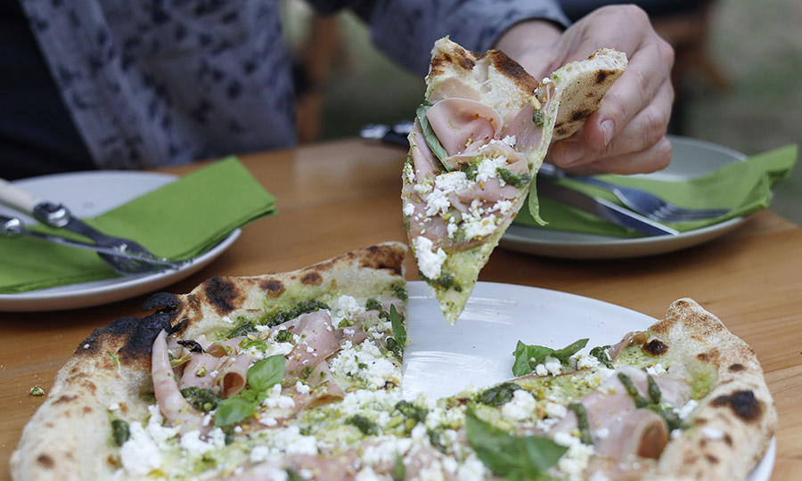 Pizza Raffaella, de pesto, mortadella y pistacho - Raffaella Cucina