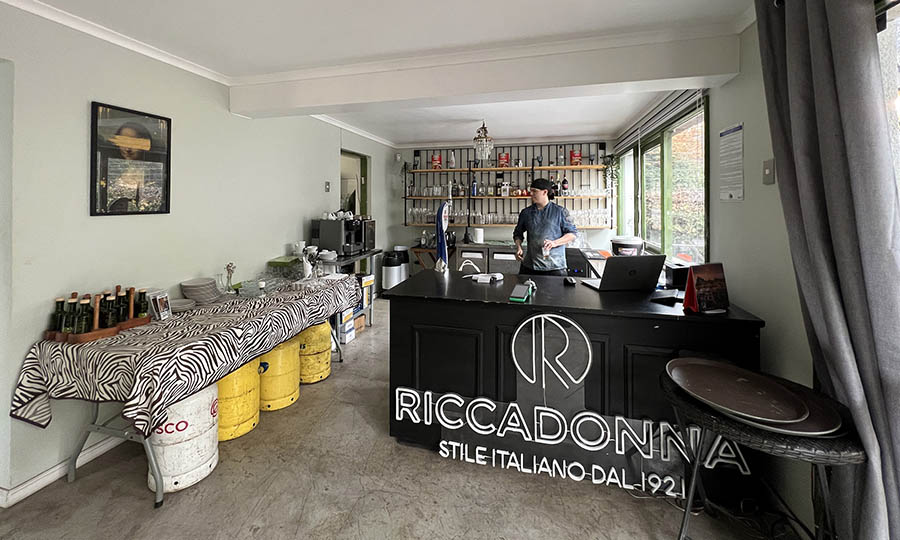 La improvisada barra de Raffaella Cucina al interior de la casa
