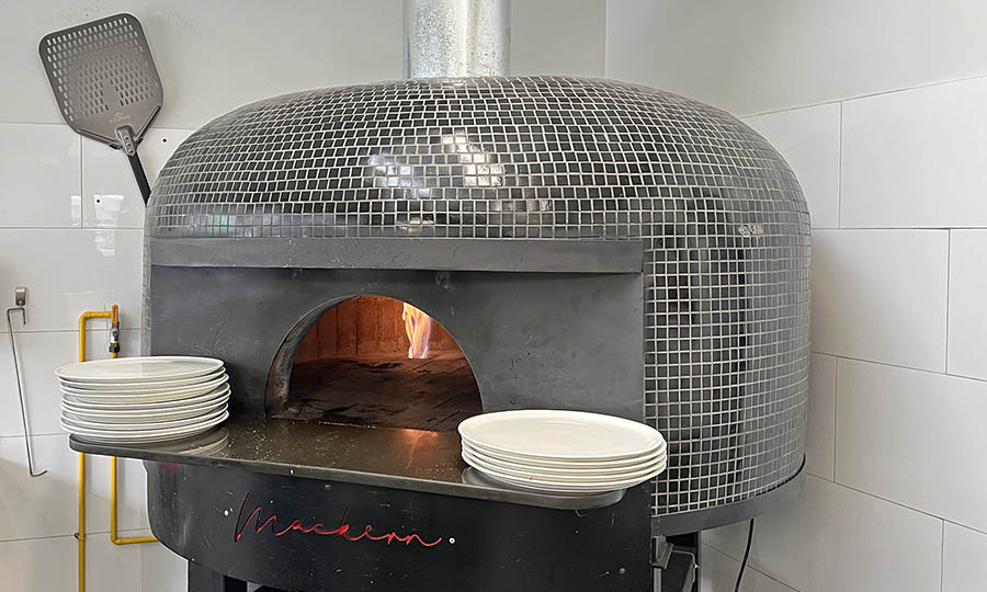 El horno pizzero napolitano de Raffaella Cucina