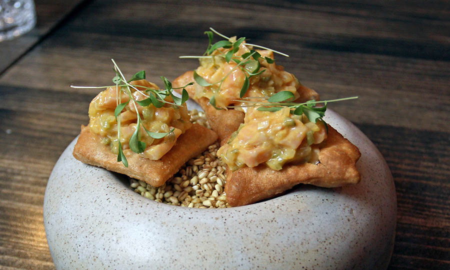 Sopaipillas infladas rellenas con tártaro de trucha