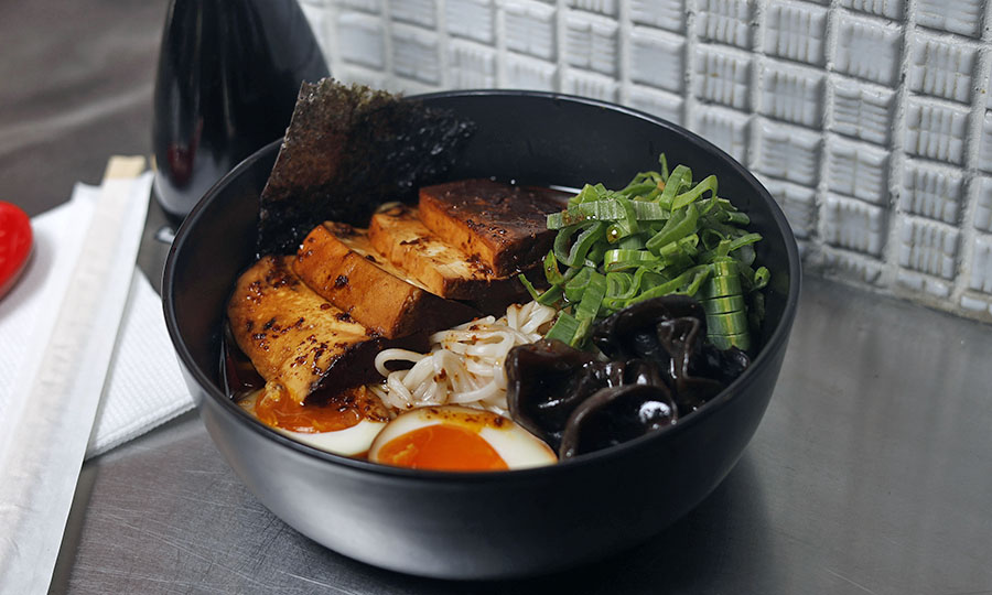 Shoyu ramen de tofu - Dumpling Factory Bucarest