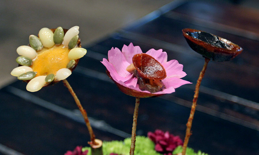 Tres preparaciones en flor del tomate rosado del Maule 