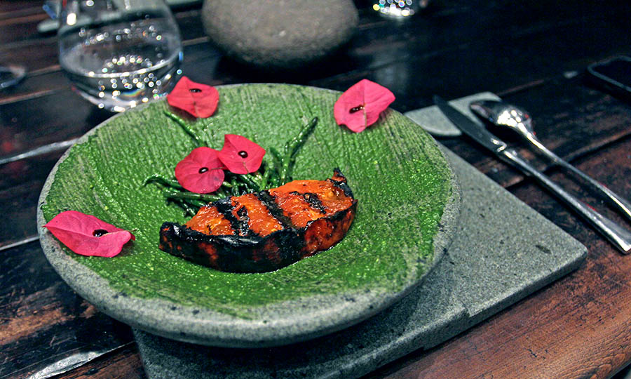 Tomate rosado en caldo de kollof con salicornias y pesto de ruda  - Borag Vitacura