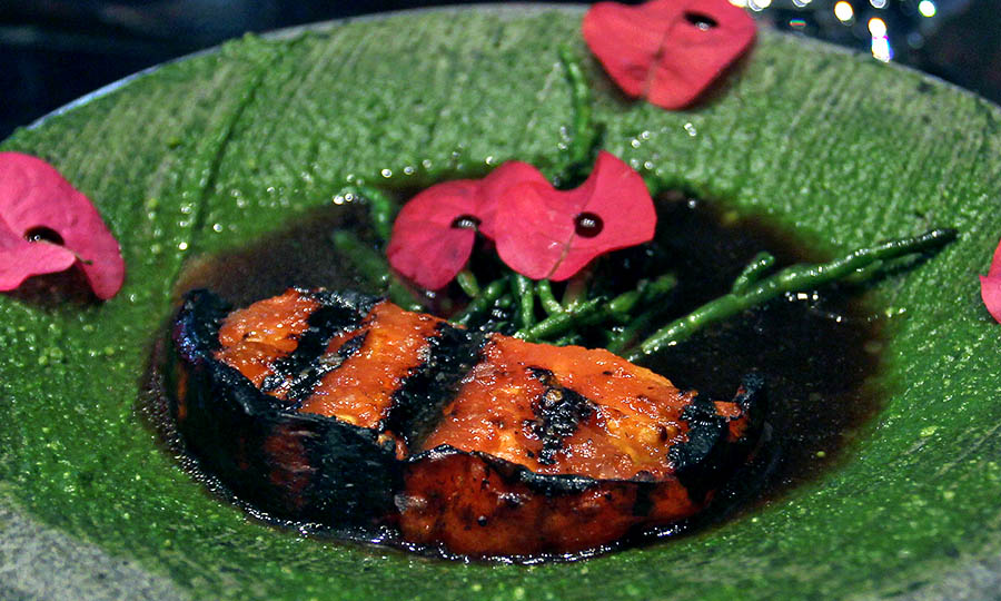 Tomate rosado en caldo de kollof con salicornias y pesto de ruda 