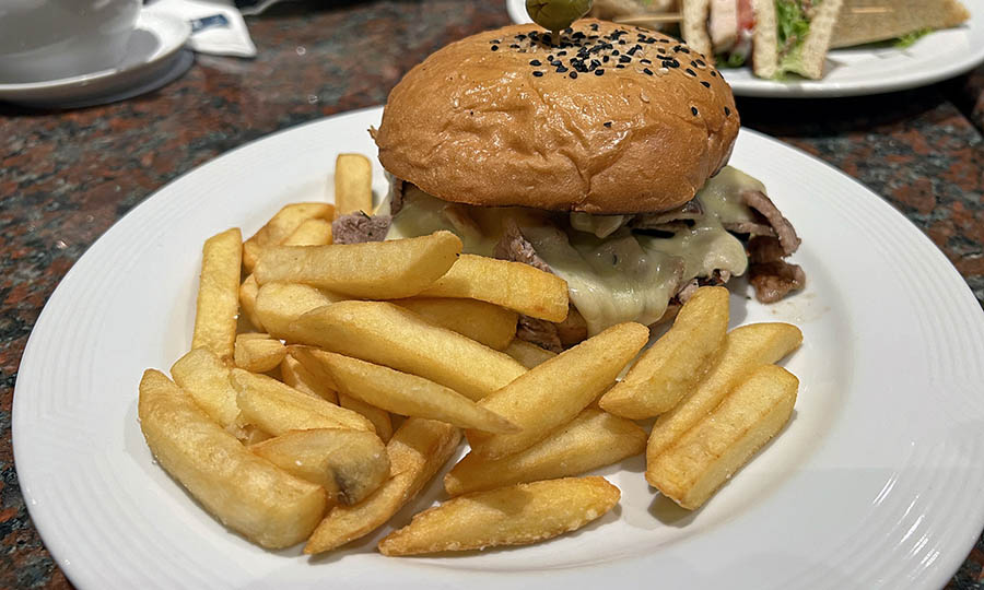 Un clsico y elegante Barros Luco con papas fritas