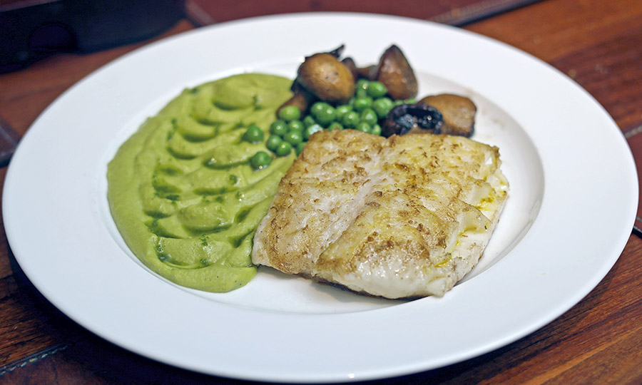 Pesca de da a la parrilla con acompañamiento 