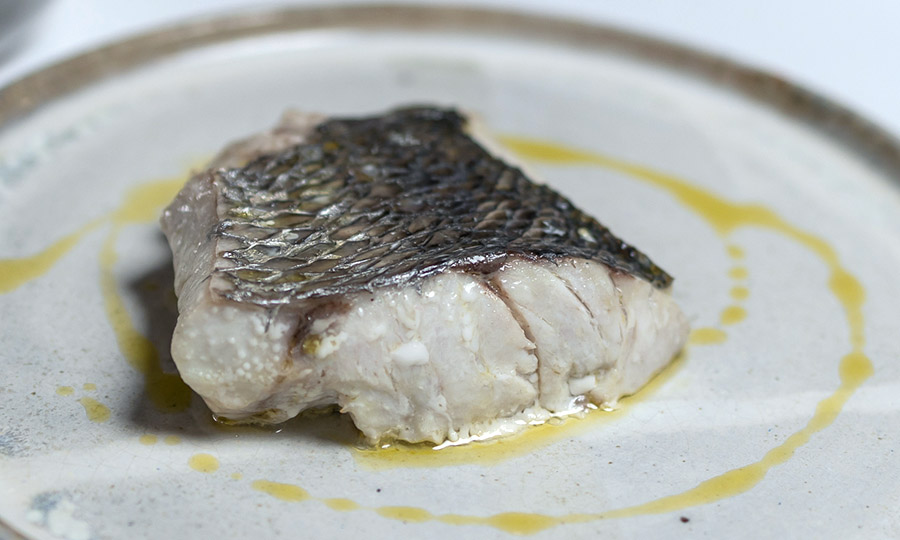 Corvina fresca confitada con pur - La Calma by Fredes