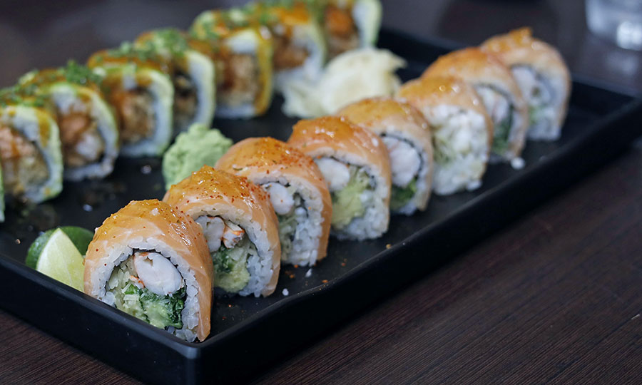 Especial Ebi maki de salmn y camarn con plata