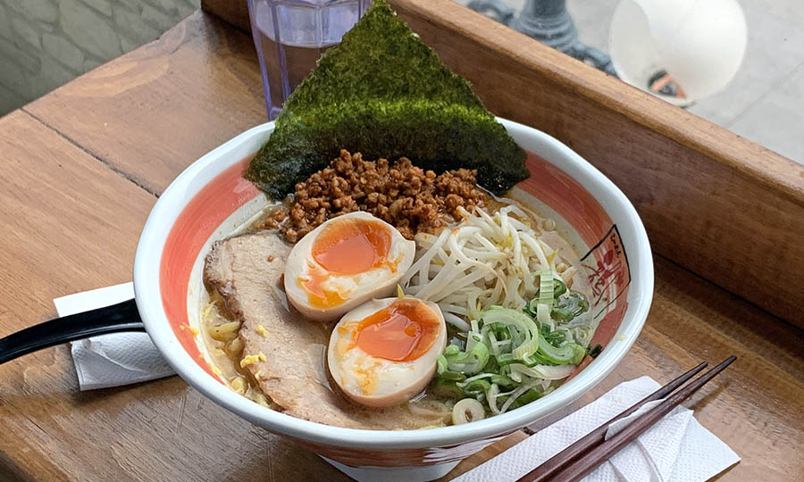 Un Spicy ramen con huevo