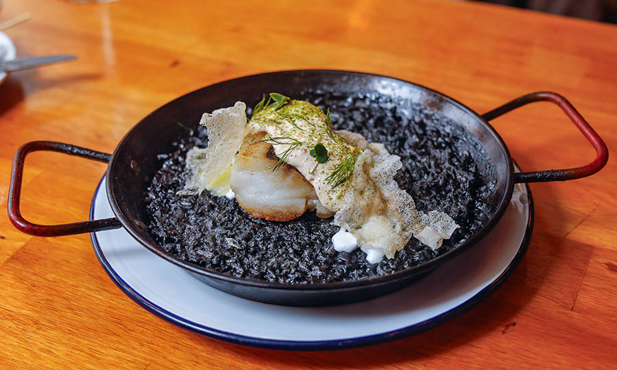 Merluza al pilpil con pur sobre arroz negro