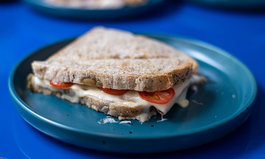 Sándwich jamón serrano queso tomate en molde