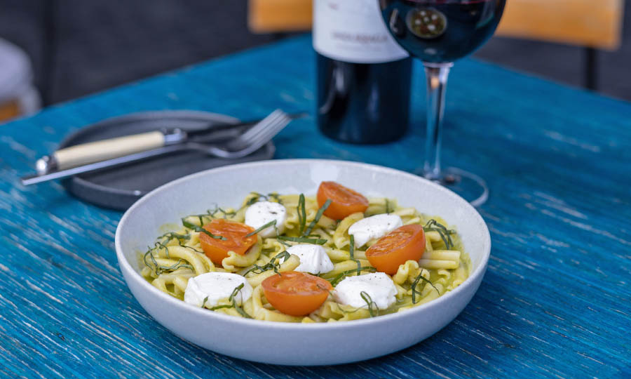 Pasta fresca con pesto de albahaca y mozzarella