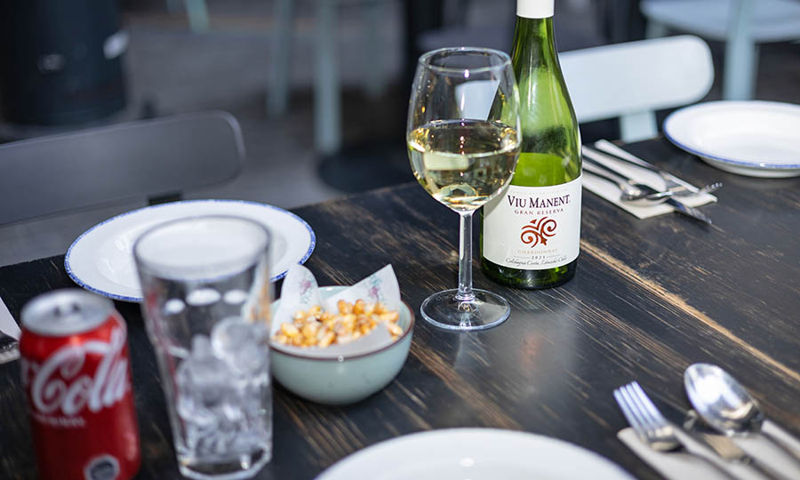Copa de vino para el almuerzo de La Picantería en CV Galería