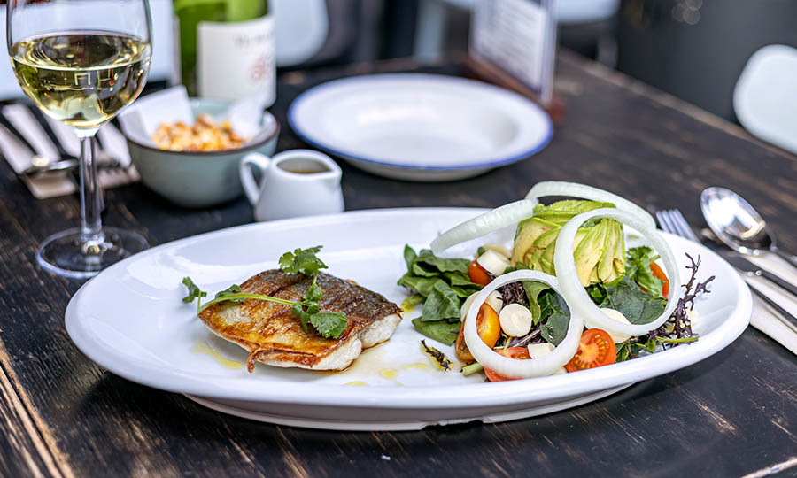 Pesca del da a la plancha, con ensalada fresca - La Picantera - CV Galera