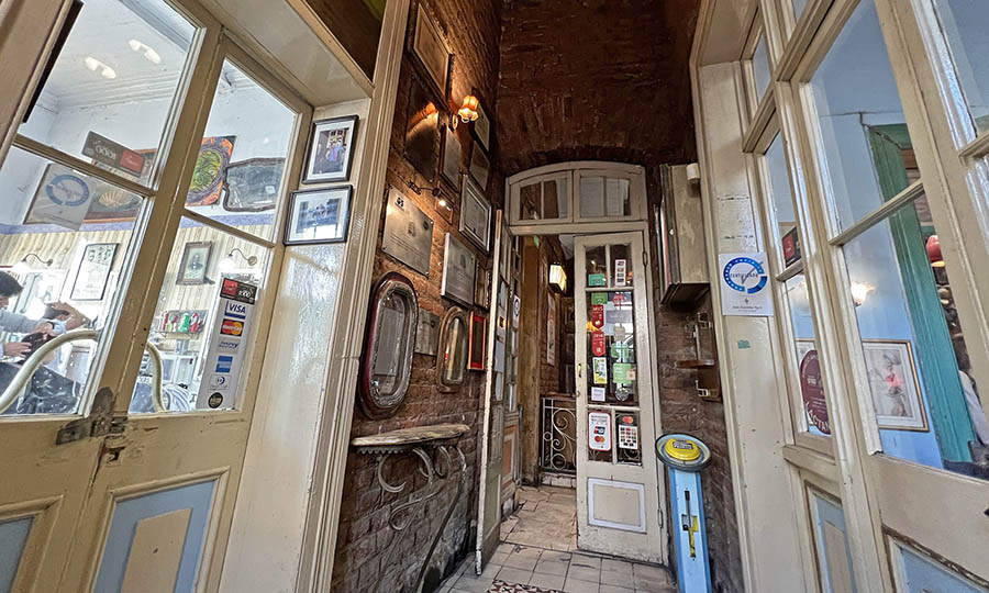 El acceso al restaurante Boulevard Lavaud (al fondo y a la Peluquera Francesa (a la izquierda)