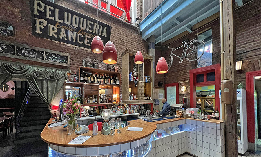 El bar central de Boulevard Lavaud