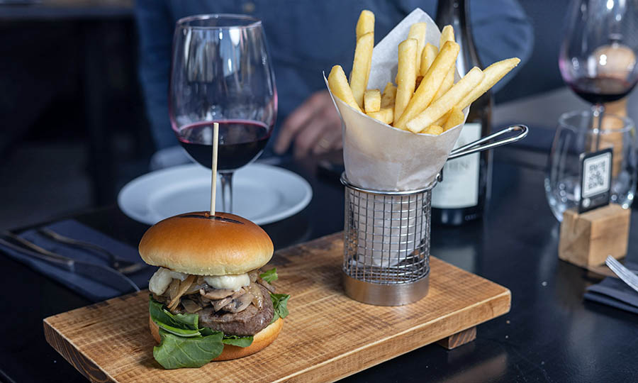 Hamburguesa blue con papas fritas