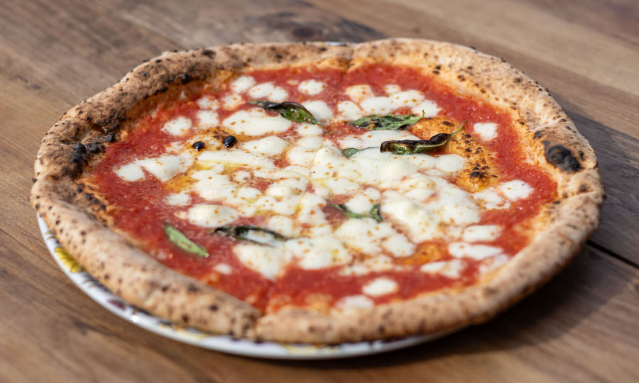 Clásica Pizza Margarita Napolitana