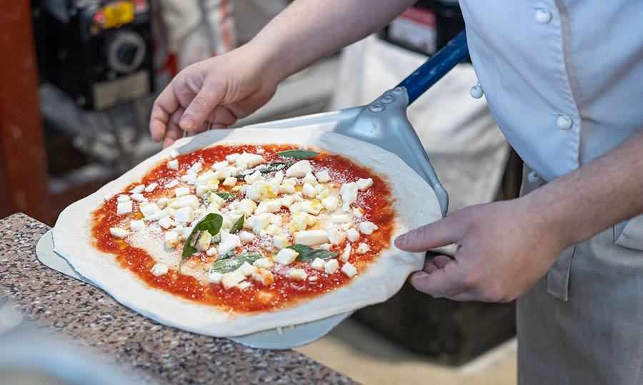 Making of de la pizza Margarita - Da Bruno