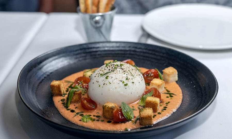 Burrata de Bfala sobre salmorejo