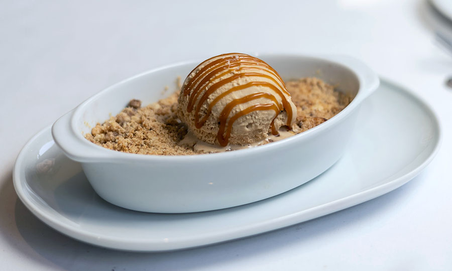 Crumble de manzana y helado de caramelo salado