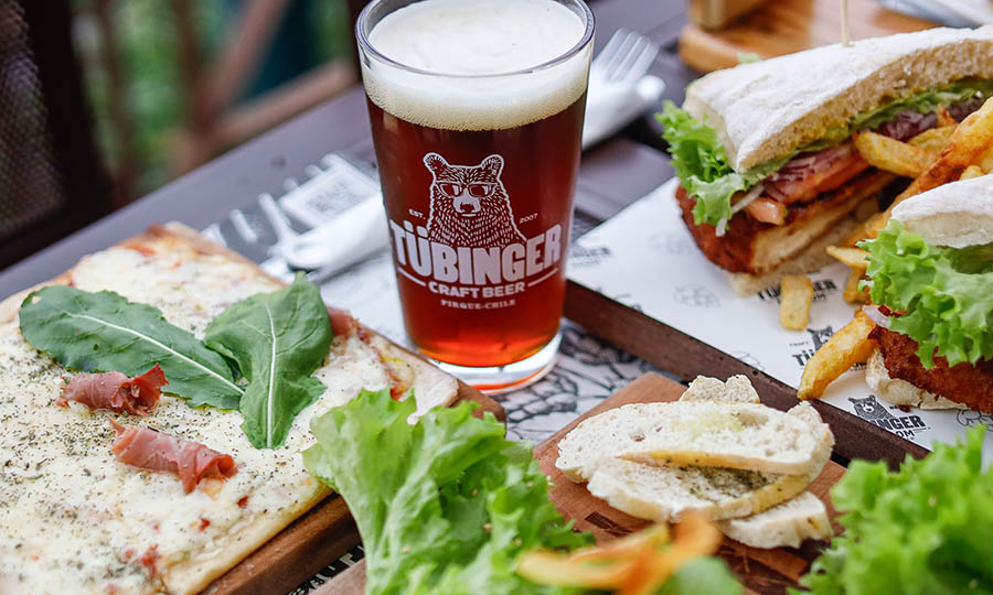 Tubinger Summer Ale en mesa - Taproom Tbinger y Cervecera