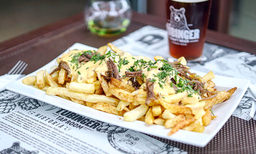 Papas Aurora con queso cheddar - Taproom Tbinger y Cervecera