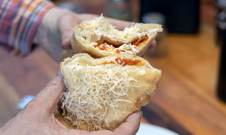 Pizza frita: ajo, ricota y pepperoni