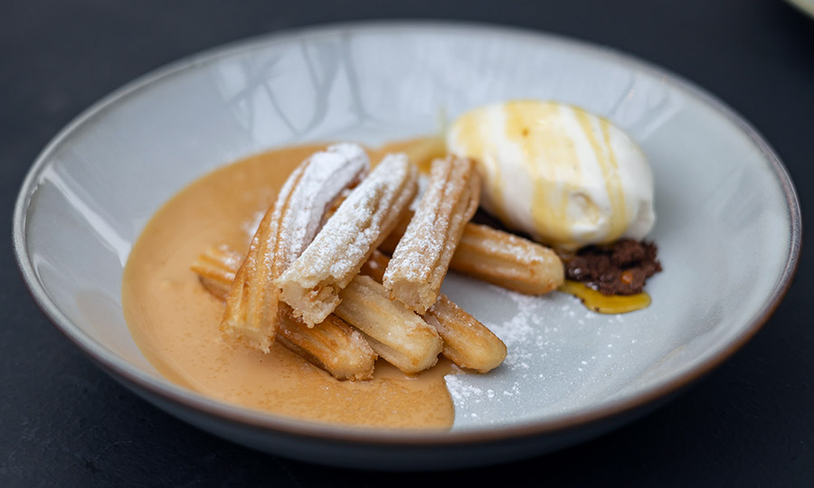 Churros con manjar y helado