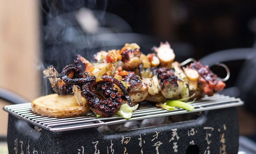 Kushiyaki de pulpo robatayaki (asada en mesa) - Otaki Nikkei