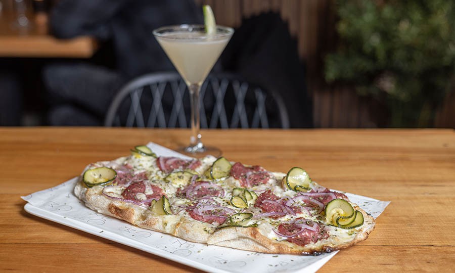 Rebosante Pizza Barberini de salame y zapallo italiano