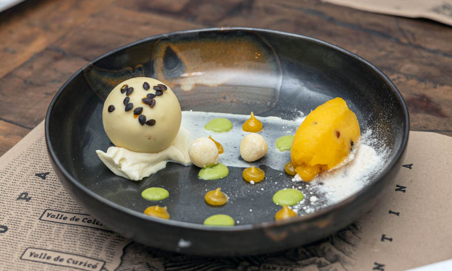 Esfera de chocolate blanco con cheesecake maracuyá