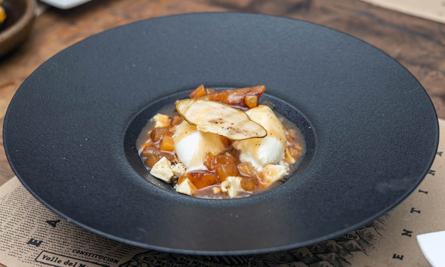 Crumble de membrillo y pera con mouse de queso de cabra - Bocanriz