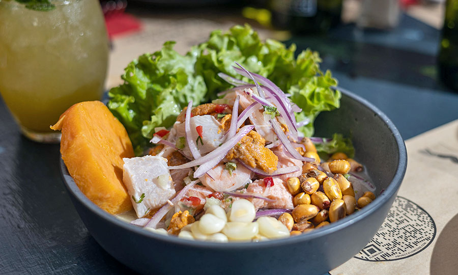 Ceviche mixto con erizos