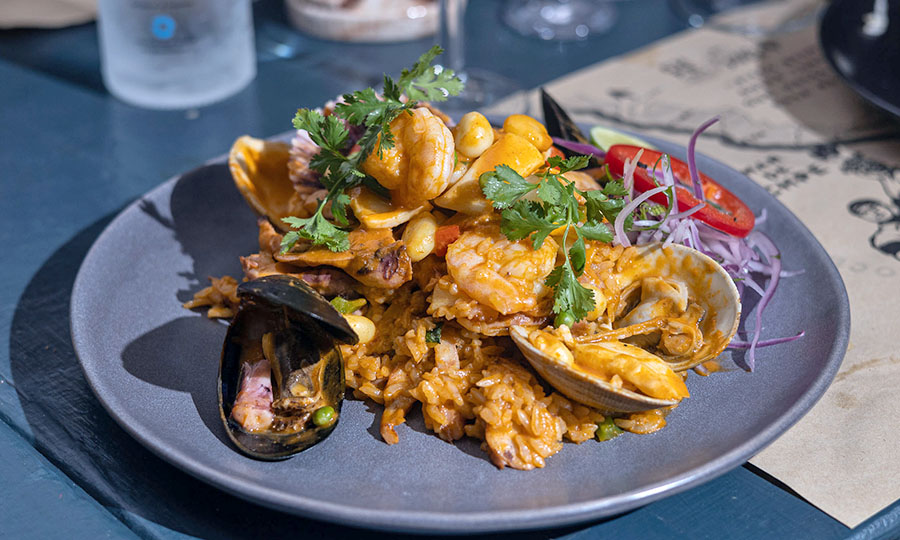 Arroz cremoso con mariscos flambeados al pisco