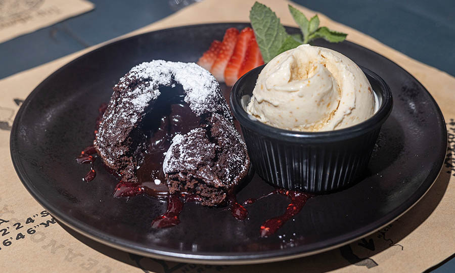 Volcan de chocolate con helado de vainilla