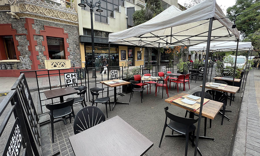 La terraza exterior de Chipe Libre en la calle Jos Vitorino Lastarria