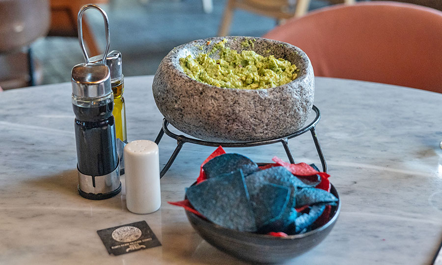 Guacamole rstico armado en mesa