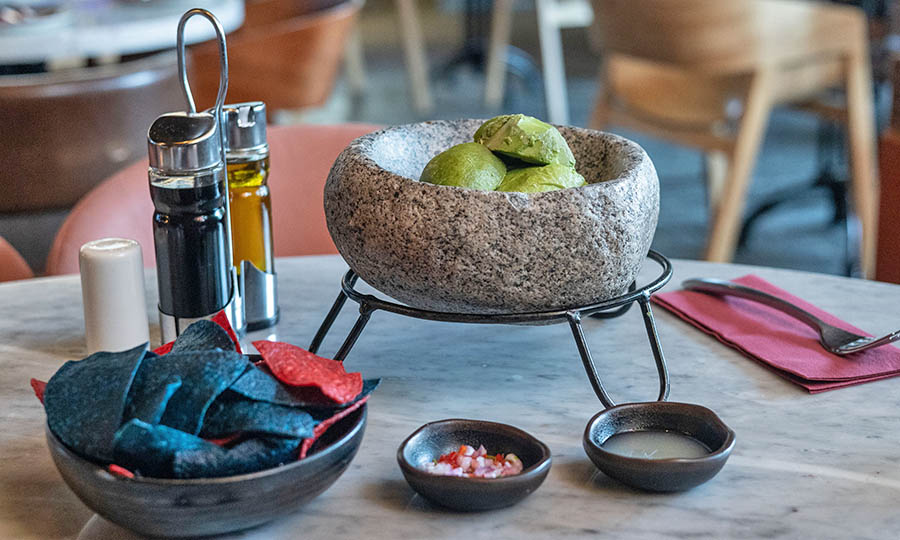 Guacamole rstico armado en mesa - Cantina Isidora