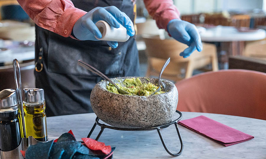 Guacamole rstico armado en mesa - Cantina Isidora