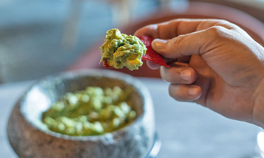 Guacamole rstico armado en mesa