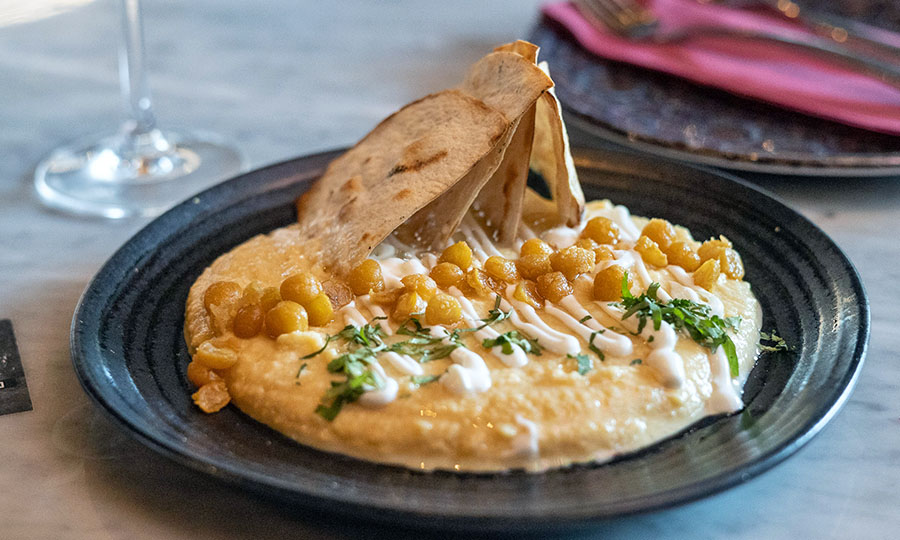 Hummus de garbanzos y pita chips 