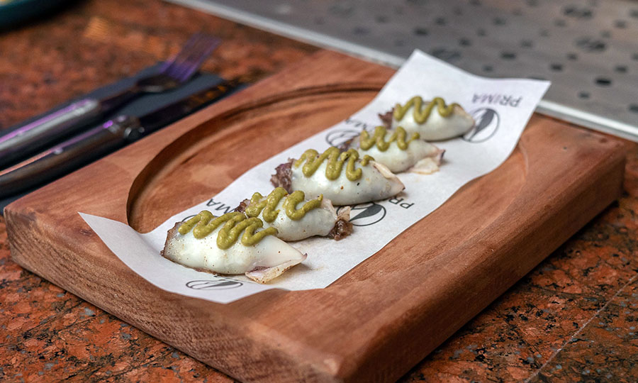 Chipirones con pasta de prieta - Prima Bar - CV Galería