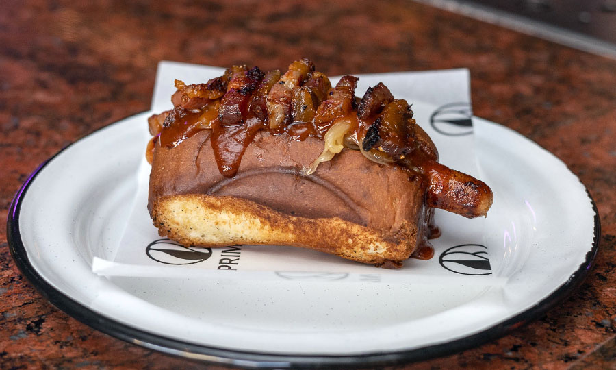 Completo de tocino y BBQ con salchicha de cerdo - Prima Bar - CV Galería