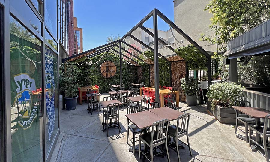 Terraza abierta de Quercus con mesas - Quercus Bar